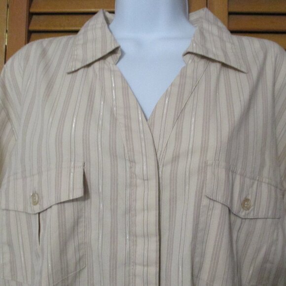 DCC Woman Stretch top tan V neck button down 3/4 sleeve blouse like new size 2x - Picture 3 of 8